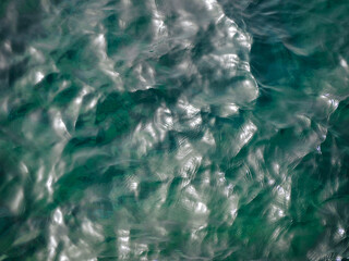 Obraz premium Abstract Green Sea Water Texture with Sunlight Reflections