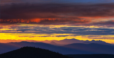 Obraz premium Mountains on sunset