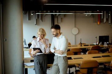 Obraz premium Colleagues discuss project details in modern office space during work hours