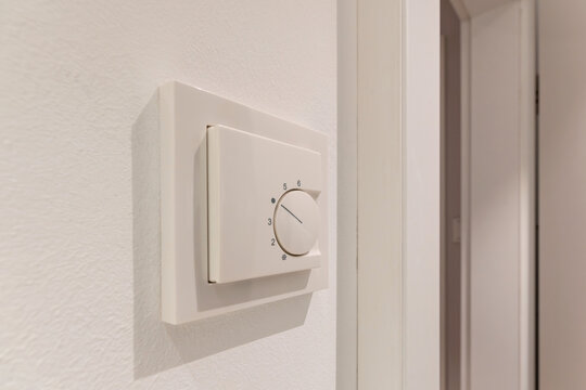 wall-mounted control unit for underfloor heating