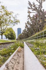 Blick in Frankfurt am Mainufer über ein Gleis zu einem Büroturm