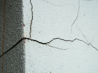 Obraz premium A close-up view of cracks on the wall, showing the signs of damage and imperfections
