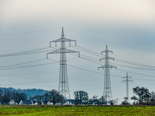 Hochspannungsmasten im Feld