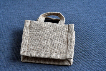 Piccola borsa resistente in juta 