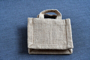 Piccola borsa resistente in juta 