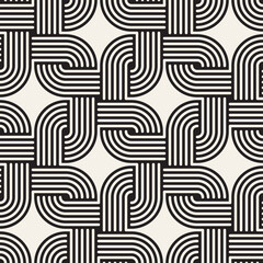 Vector seamless subtle lattice pattern. Black and white geometric pattern with interlocking curved lines forming chain shapes. The design is symmetrical and creates a repetitive, rhythmic effect.