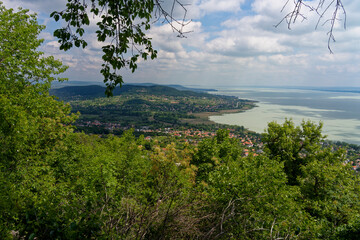  Blick vom Tafelberg Badacsony mit seinen Weinbergen in die Landschaft am Nordbalaton, zwischen den...