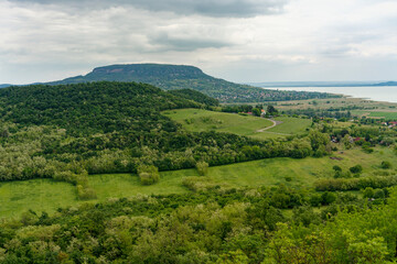 Blick zum Tafelberg Badacsony mit seinen Weinbergen und der Landschaft am Nordbalaton von der Burg...