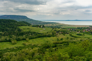 Blick zum Tafelberg Badacsony mit seinen Weinbergen und der Landschaft am Nordbalaton von der Burg Szigliget im Ort Szigliget, Nationalpark Balaton-Oberland, Balaton, Ungarn