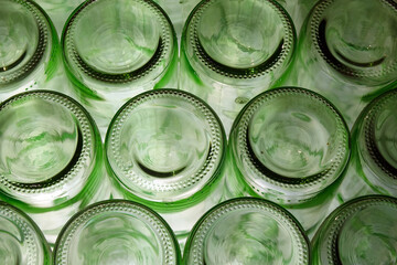 Stapel mit leeren Weinflaschen - stack of empty wine bottles