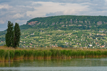 Blick zum Tafelberg Badacsony und der Landschaft am Nordbalaton von dem Ort Szigliget aus,...