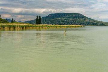 Blick zum Tafelberg Badacsony und der Landschaft am Nordbalaton von dem Ort Szigliget aus,...