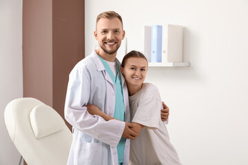 Obraz premium Male doctor with patient hugging in clinic