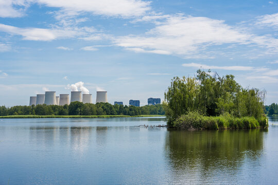 Peitzer Teiche in Brandenburg mit dem Kohlekraftwerk J&auml;nschwalde im Hintergrund