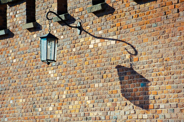 Latarnia na ceglanej ścianie