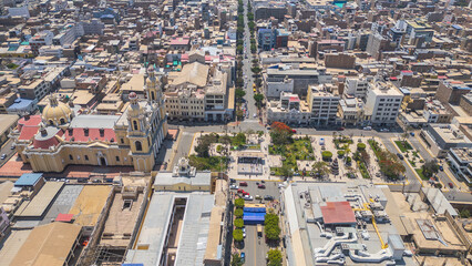 Obraz premium Chiclayo’s Main Square featuring the iconic Cathedral, central fountain, green gardens, and a lively urban atmosphere that reflects the cultural and social heart of the city in northern Peru