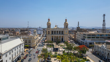 Obraz premium Chiclayo’s Main Square featuring the iconic Cathedral, central fountain, green gardens, and a lively urban atmosphere that reflects the cultural and social heart of the city in northern Peru