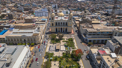Obraz premium Chiclayo’s Main Square featuring the iconic Cathedral, central fountain, green gardens, and a lively urban atmosphere that reflects the cultural and social heart of the city in northern Peru