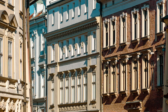 Krak&oacute;w - odnowione zabytkowe elewacje budynk&oacute;w