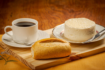 Naklejka premium Table with typical Brazilian breakfast foods.