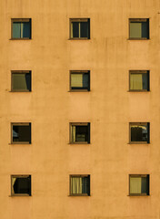Obraz premium The windows of an apartment building in warm evening light