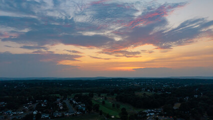 Naklejka premium Aerial view of the sunset in Wethersfield, Connecticut above Mill Woods Park