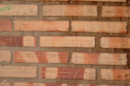 Textura de churraqueira, parede de tijolos de cor creme e cimento com blocos horizontais