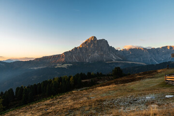 Obraz premium Breathtaking Sunrise Over the Alps, Italy: Majestic Mountain Landscape