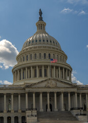 Obraz premium Washington DC federal landmark. United States Capitol architecture. Congress building in the capital. American government house. Flag waving at Capitol Hill. Famous Washington DC monument.