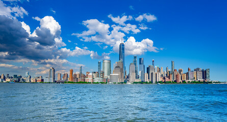 Naklejka premium Iconic city view of New York. NY towers above the Hudson. New York skyscrapers against the sky. The famous New York panorama. Classic New York cityscape panoramic view.