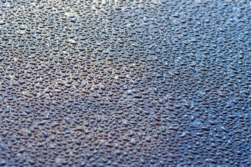 Rugiada, piccole goccioline d'acqua sul cofano dell'auto