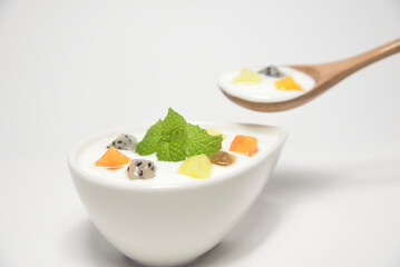 ヨーグルトとミントにダイスカットミックス