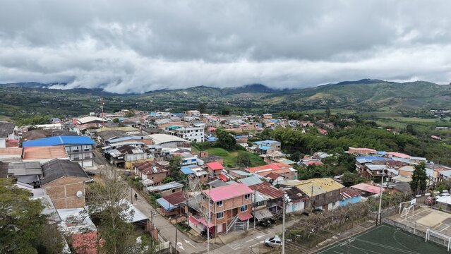 Vista a&eacute;rea de las monta&ntilde;as y el paisaje rural de La Cumbre, Valle del Cauca, Colombia.