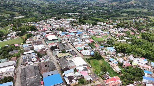 Vista a&eacute;rea de las monta&ntilde;as y el paisaje rural de La Cumbre, Valle del Cauca, Colombia.