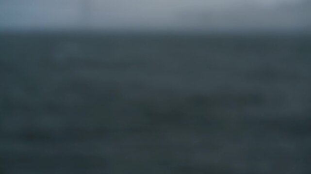 粉雪の振る荒れた海