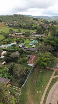 Vista a&eacute;rea de las monta&ntilde;as verdes y paisajes rurales en Pavas, Valle del Cauca, Colombia