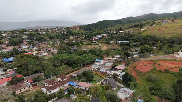 Vista a&eacute;rea de las monta&ntilde;as verdes y paisajes rurales en Pavas, Valle del Cauca, Colombia