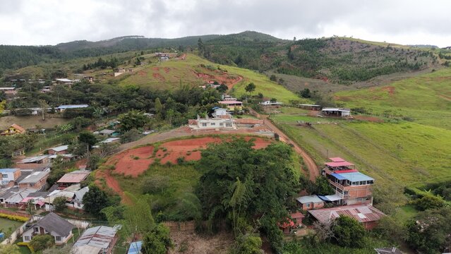 Vista a&eacute;rea de las monta&ntilde;as verdes y paisajes rurales en Pavas, Valle del Cauca, Colombia