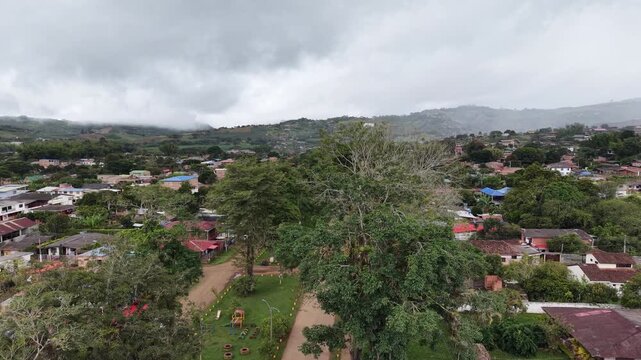 Vista a&eacute;rea de las monta&ntilde;as verdes y paisajes rurales en Pavas, Valle del Cauca, Colombia