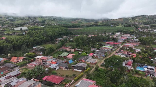 Vista a&eacute;rea de las monta&ntilde;as verdes y paisajes rurales en Pavas, Valle del Cauca, Colombia