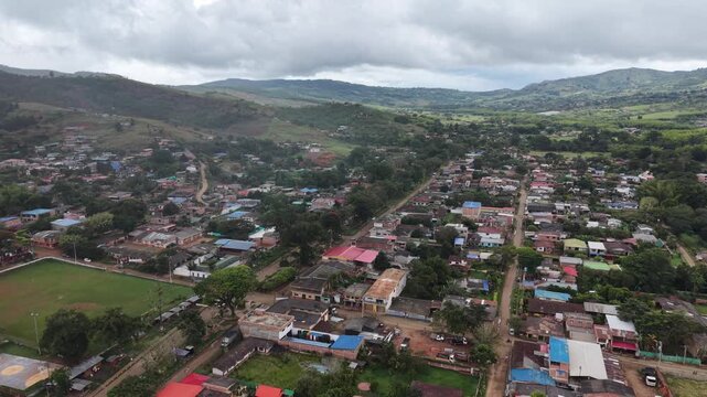 Vista a&eacute;rea de las monta&ntilde;as verdes y paisajes rurales en Pavas, Valle del Cauca, Colombia