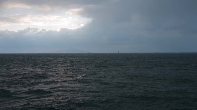 粉雪の振る荒れた海