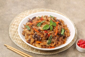 Fototapeta premium Pad Kee Mao or Thai Drunken Noodle (drunk noodles) is a popular fried noodle dish in Thailand.