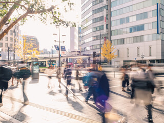 歩行者が行き来する晴れた日の都市部の風景　長時間露光