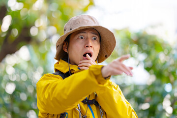 驚く男性　登山　山登り