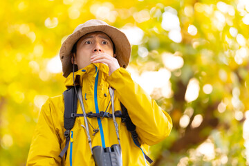 驚く男性　登山　山登り