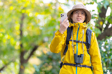 スマートフォンを使う男性　山登り　登山　ハイキング