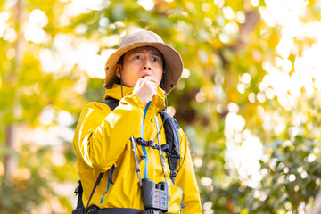 驚く男性　登山　山登り