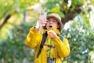 驚く男性　登山　山登り