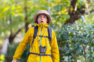 驚く男性　登山　山登り